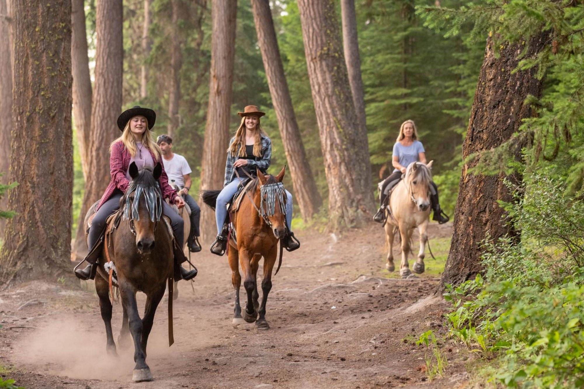 Bridge Lake Beaver Guest Ranch מראה חיצוני תמונה